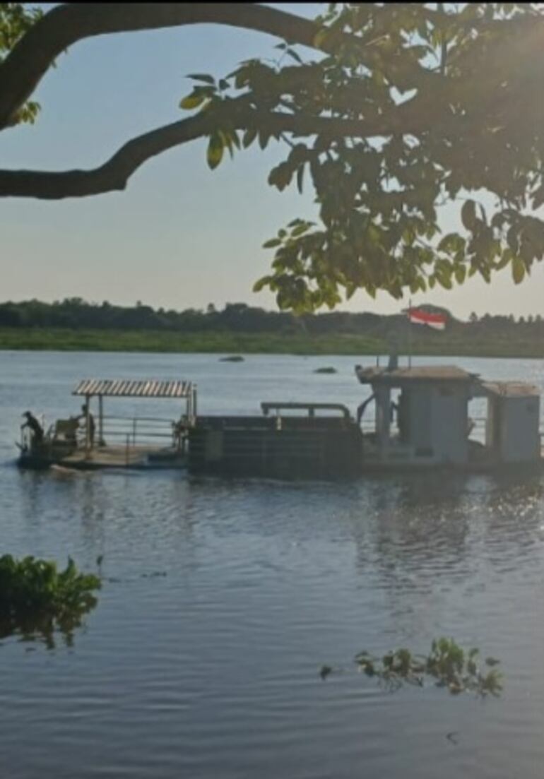 Tras repunte del río se puede observar la navegación de todo tipo de embarcaciones.