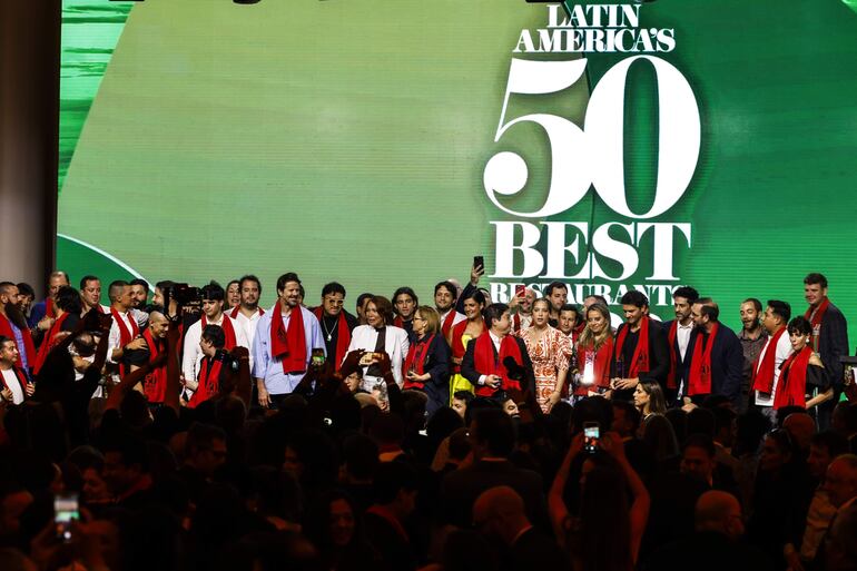 Participantes posan durante la premiación de los "Latin America´s 50 best restaurants 2023", en Rio de Janeiro (Brasil). México, con once representantes, fue el país con mayor presencia entre los 50 mejores restaurantes de América Latina en 2023, seguido por Perú, con 8 establecimientos, de acuerdo con la lista divulgada este martes en una gala celebrada en Río de Janeiro.