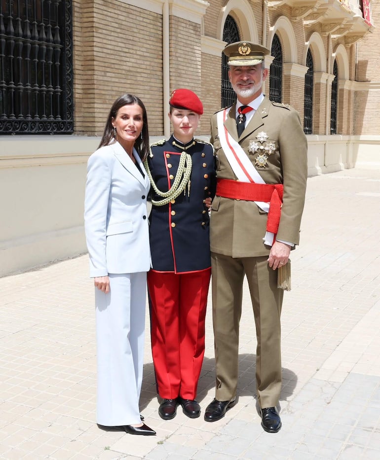 Los reyes Felipe y Letizia posan orgullosos junto a la princesa Leonor tras la jura de bandera de don Felipe por el 40 aniversario de su promoción del Ejército de Tierra. (EFE/ Casa S.M. El Rey)

