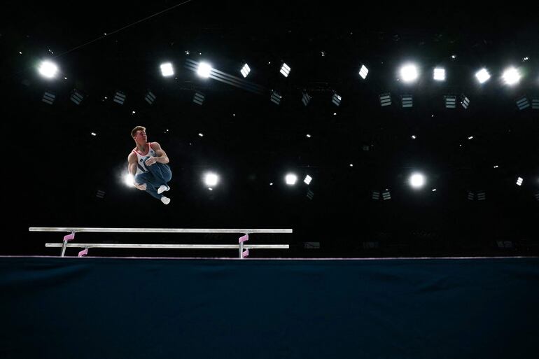 Un atleta de gimnasia artística ensaya en el Bercy Arena, en París 2024.