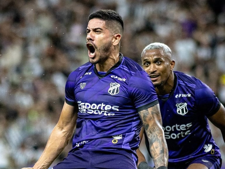 El paraguayo Jorge Recalde, jugador del Ceará, celebra un gol en el partido frente al Brusque por la fecha 29 de la Serie B de Brasil.