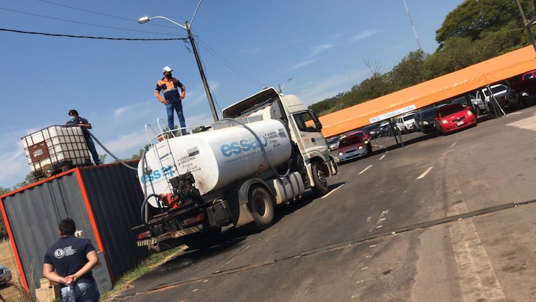 Essap pide que ciudadanía tenga preparado recipientes para cargar agua de los camiones cisterna. 