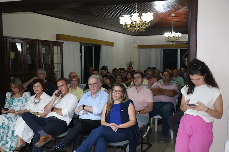 Miembros del partido acudieron a la reunión en donde se concluyó que la comuna asuncena está en quiebra, bajo la administración de Óscar "Nenecho" Rodríguez. 