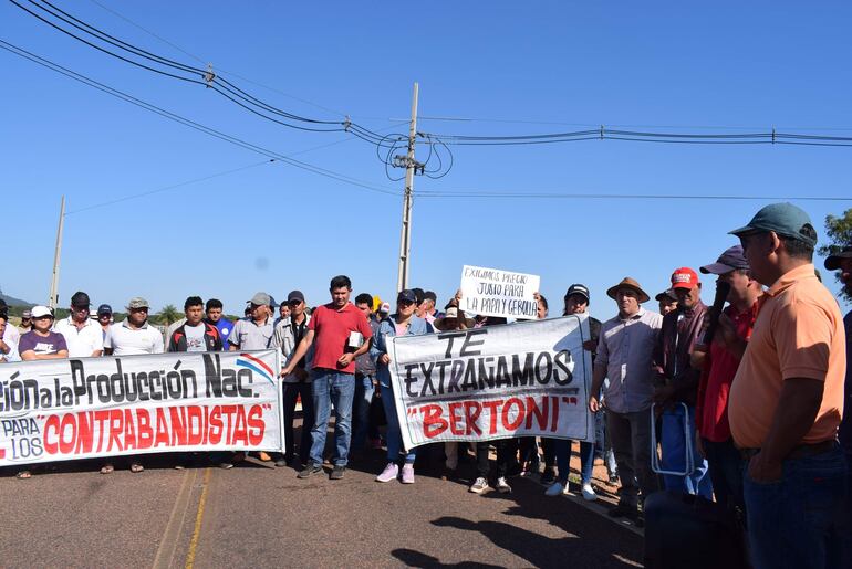 Durante el cierre de ruta productores manifestaron que extrañan al exministro de Agricultura, Moisés Santiago Bertoni.