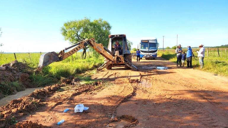 Con lo que reunieron de la vaquita, alquilaron equipo vial para realizar la canalización y carga de unos 6 kilómetros del camino terraplenado.