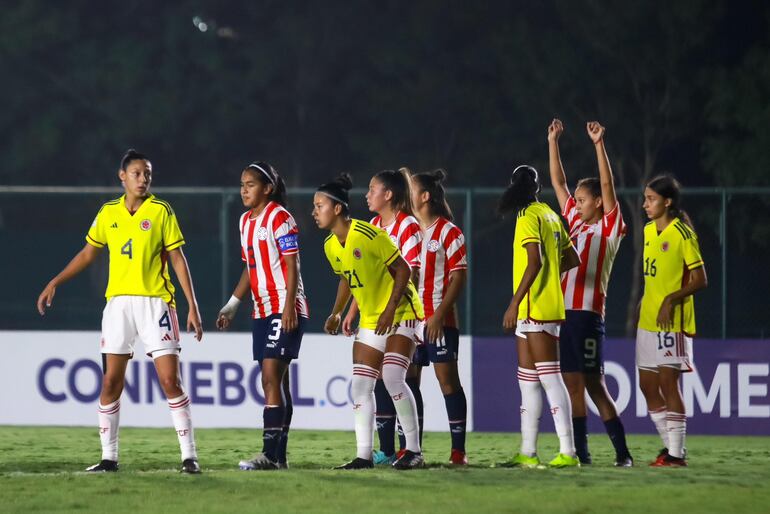 Las jugadoras de la selección paraguaya durante el partido frente a Colombia por la primera jornada del Cuadrangular Final del Sudamericano Femenino Sub 17 en el CARFEM de Ypané, Paraguay.