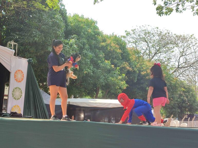 Las familias participaron contentos con sus canes en el desfile de mascotas.