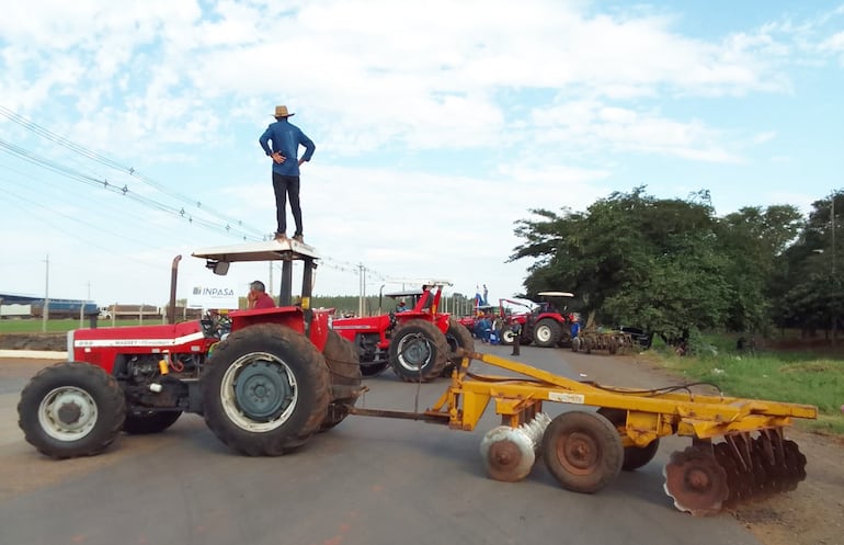 Con tractores y rastras, los productores cerraron la ruta Py08 en el departamento de San Pedro.