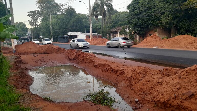 Gran cantidad de agua estancada sobre la avenida principal San Antonio de la ciudad del mismo nombre.