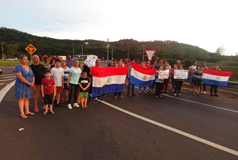 Vecinos de Itacurubí protestan por constantes cortes de energía.