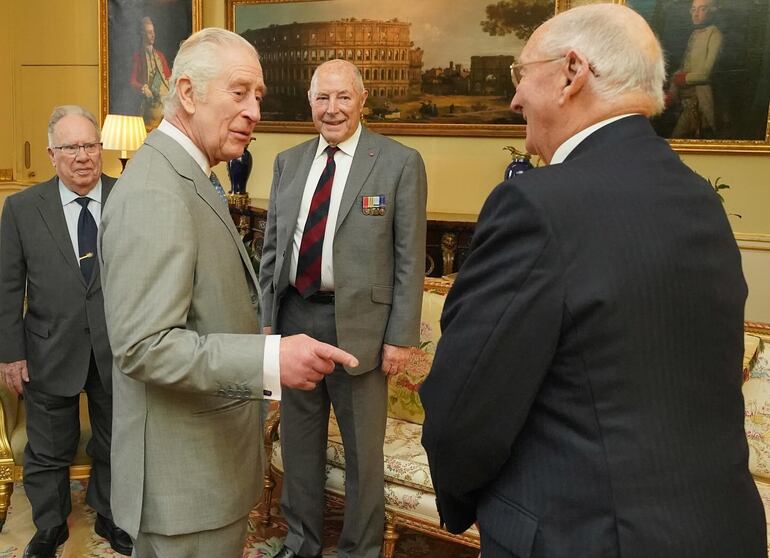 El rey Carlos III se reunió con veteranos de la Guerra de Corea en el Palacio de Buckingham.