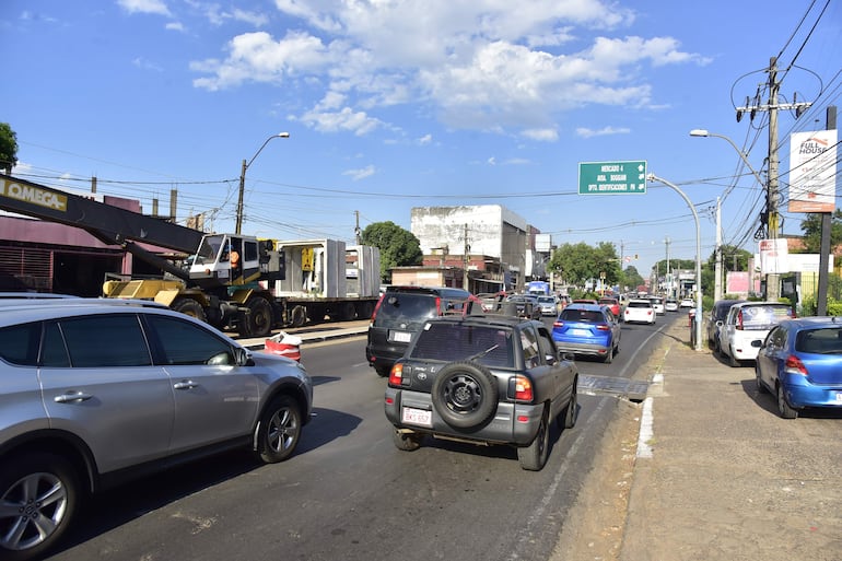 El tránsito es caótico en ambos sentidos de la avenida Eusebio Ayala.