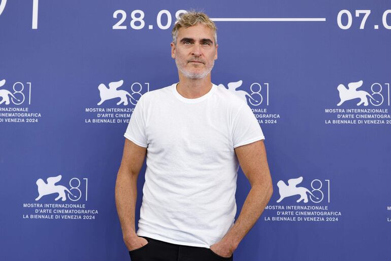 Joaquin Phoenix posa para los fotógrafos en la conferencia de prensa celebrada hoy en Venecia.