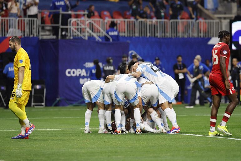 Celebración de los jugadores de Argentina tras el gol de Julián Álvarez