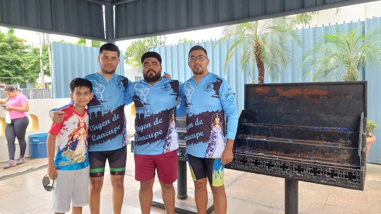 Una parte del grupo de amigos que llegaron pedaleando desde Pedro Juan Caballero, para agradecer a la Virgen por su auxilio espiritual durante el 2024.