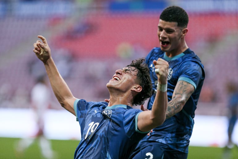 Festejo de David Fernández después del segundo gol paraguayp