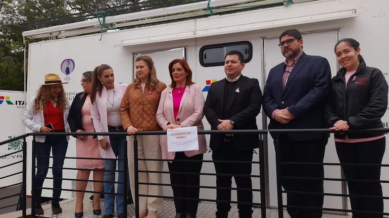 La ministra de Salud Pública, María Teresa Barán y la ministra de la Mujer, Cynthia Figueredo, participaron de la atención médica Integral realizada a la mujeres del Departamento de Ñeembucú.