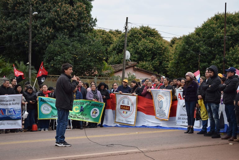 El representante del gremio de Ybycuí, profesor Saturnino Cantero.