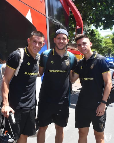 Brahian Vidal Ferreira, Facundo Echeguren y Thiago Vidal Obregón, componentes del plantel profesional del Recoleta FC.