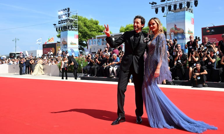 El actor estadounidense Adrien Brody y Georgina Chapman llegando muy elegantes al estreno de 'The Brutalist' durante el 81º Festival de Cine de Venecia, en Venecia, Italia. (EFE/EPA/ETTORE FERRARI)
