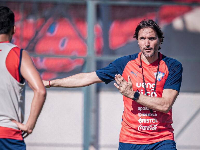 El argentino Diego Martínez, técnico de Cerro Porteño, dirige un entrenamiento del plantel en el estadio La Ollita, en Asunción, Paraguay.