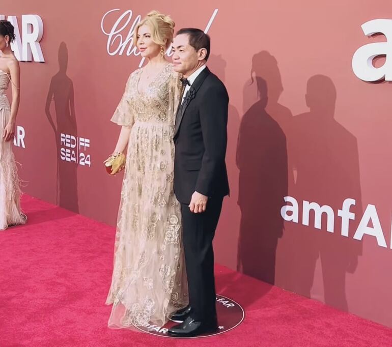 Verónica Chaves y Marcelo Toyotoshi posando en la red carpet de la Gala de Amfar para los medios presentes en Cannes. (Instagram/Verónica Chaves)