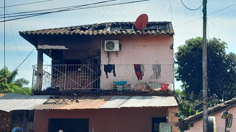 La parte alta de la vivienda fue la más afectada por el fuego.