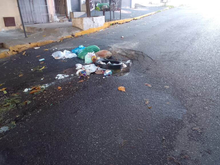 Cubren un bache con basura en Asunción.