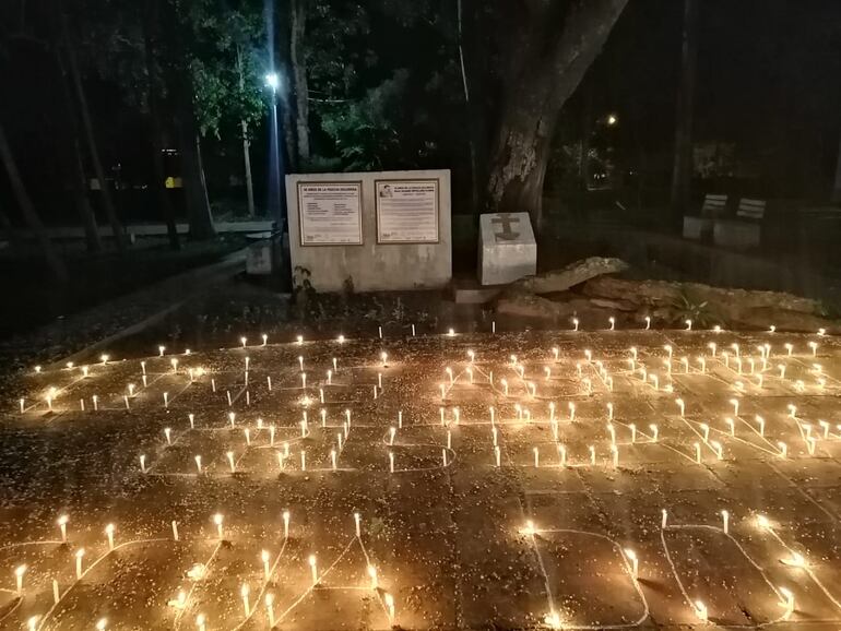 Monolito de los desaparecidos ubicado en el predio del Instituto Silvano Ortellado.