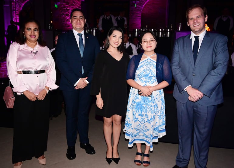 Luz Divina Arredondo, encargada de Negocios de Panamá; Gabriel Tapia Barboza, encargado de Negocios de Costa Rica junto con su esposa Sofia Saborio; Silvia Jung de la Embajada de Corea y Gareth Beaumont, jefe adjunto de misión de la Embajada de Reino Unido.