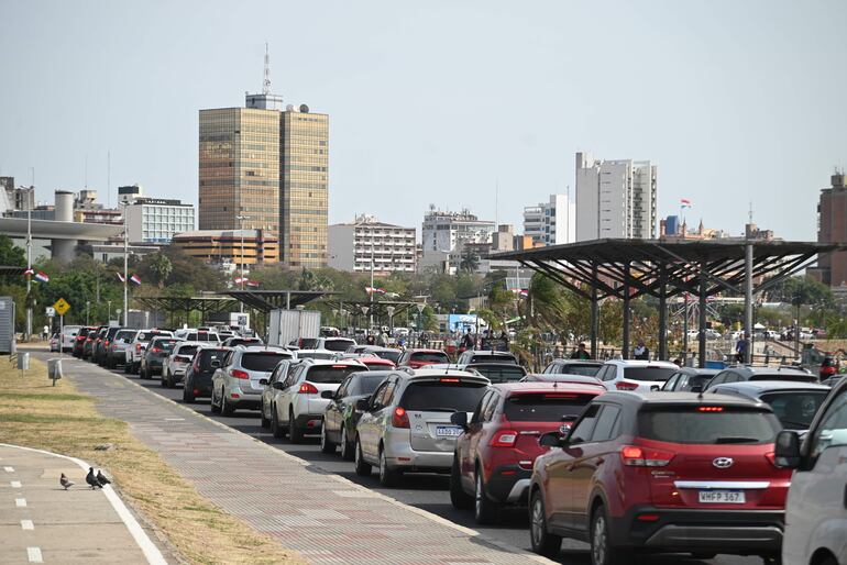 Tránsito pesado, este mediodía, sobre la Costanera.