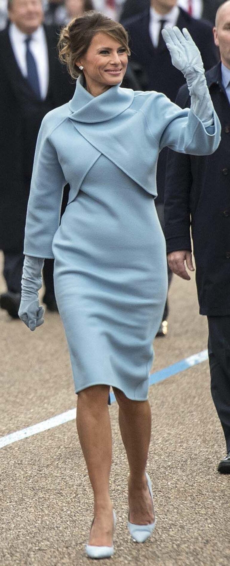 Melania Trump eligió a Ralph Lauren la primera vez que asumió como primera dama de los Estados Unidos. El estilo de este vestido celeste bebé cambió radicalmente por un outfit de estilo militar azul marino en este 2025.