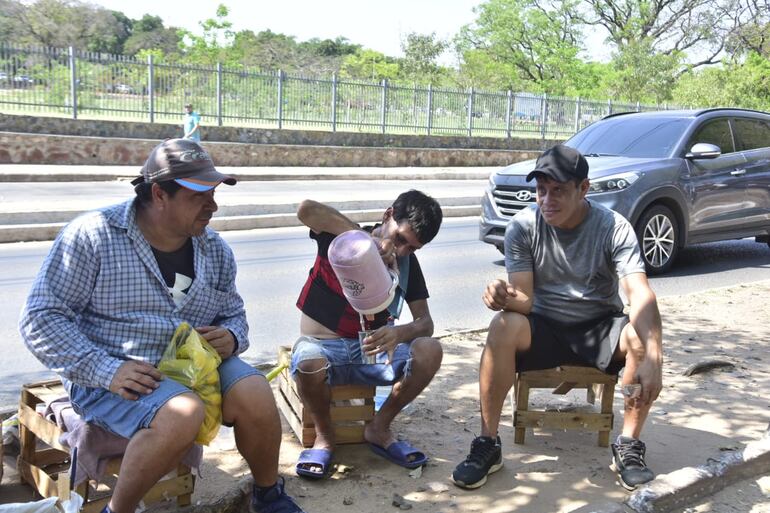 Con el calor aumenta el consumo de bebidas refrescantes como el tereré.