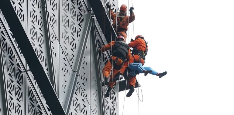 Cuatro rescatistas tuvieron que subir a bajar al "hombre araña" de Puerto Madero.