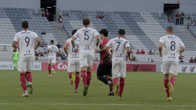 Los jugadores de Cerro Porteño festejan un gol en el amistoso internacional con Athletico Paranaense en el estadio Arena da Baixada, en Curitiba, Brasil.