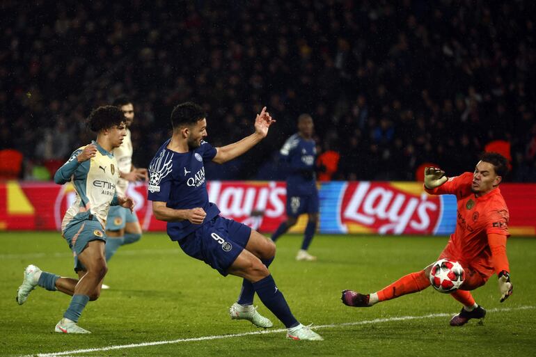 Paris (France), 22/01/2025.- Goncalo Ramos (L) of PSG and Ederson (R) of Manchester City in action during the UEFA Champions League league phase soccer match between Paris Saint-Germain (PSG) and Manchester City, in Paris, France, 22 January 2025. (Liga de Campeones, Francia) EFE/EPA/YOAN VALAT
