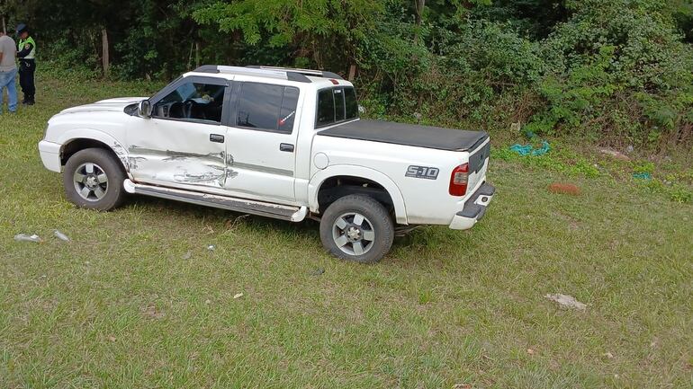 La camioneta Chevrolet cuyo conductor salió ileso del percance pero con daños materiales de su vehículo.