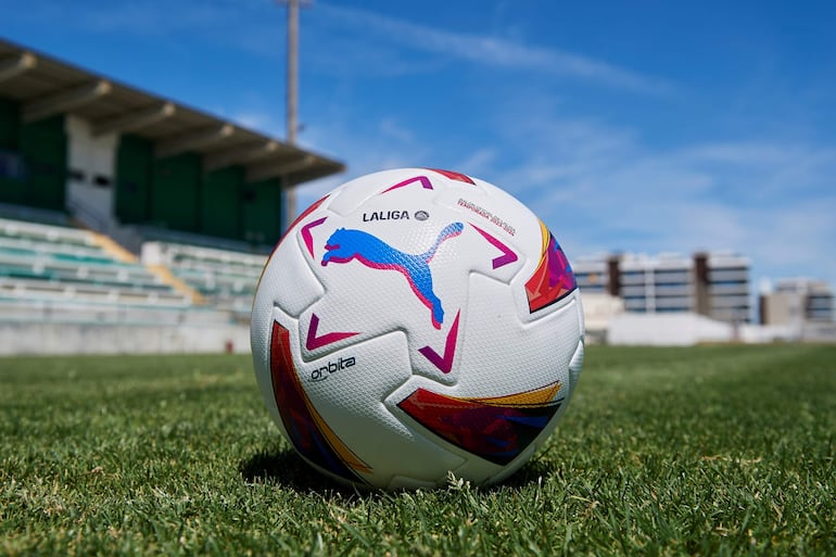 La marca de deporte PUMA y LALIGA han presentado, para la temporada 2023/2024, el nuevo diseño del balón oficial ORBITA de LALIGA. ORBITA presenta una combinación de colores, en la que el blanco es la base y el fucsia el tono principal en contraste; este nuevo balón dará color a los estadios de LALIGA durante la próxima temporada. El ORBITA ha sido creado con la más alta tecnología y el inconfundible sello de calidad de PUMA, al que se une la garantía FIFA Quality Pro.EFE/PUMA***SOLO USO EDITORIAL/SOLO DISPONIBLE PARA ILUSTRAR LA NOTICIA QUE ACOMPAÑA (CRÉDITO OBLIGATORIO)***