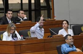 El diputado Raúl Benítez (Partido Encuentro Nacional) apunta con el dedo índice hacia arriba.