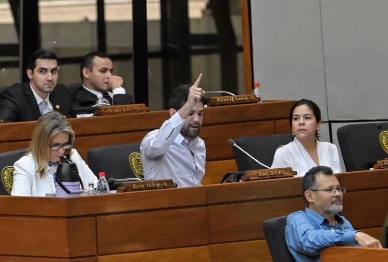 El diputado Raúl Benítez (Partido Encuentro Nacional) apunta con el dedo índice hacia arriba.