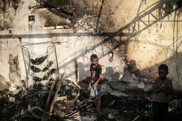 Niños entre los escombros en un campamento para personas desplazadas en el predio del Hospital Al-Aqsa, en Deir al Balah, este lunes luego de un bombardeo israelí.
