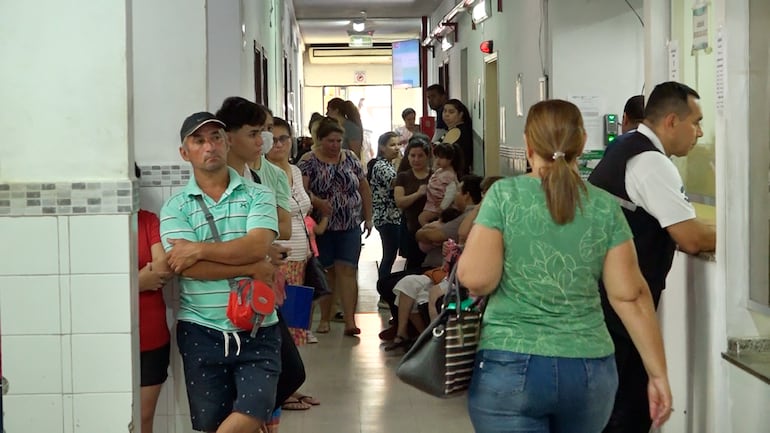 Los hospitales públicos están abarrotados de pacientes y sin medicamentos.