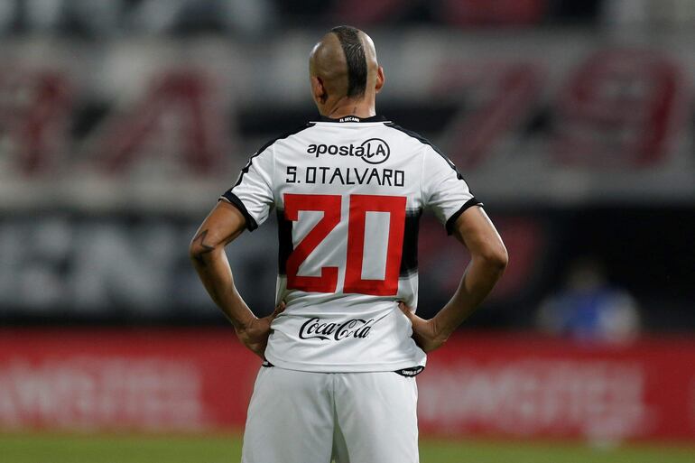 Sérgio Andrés Otálvaro, defensor del Olimpia, durante un partido por el Grupo B de la Copa Libertadores en el estadio Manuel Ferreira de Asunción (Paraguay).