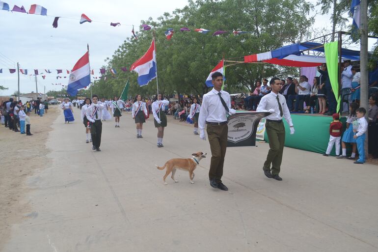 Una mascota se suma a los alumnos del colegio Andrés Rivarola, durante los festejos por el aniversario de la comunidad.