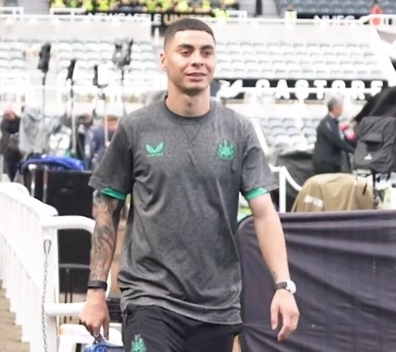 Miguel Almirón llegando al estadio para el debut de Newcastle en la Premier League 2023-2024.