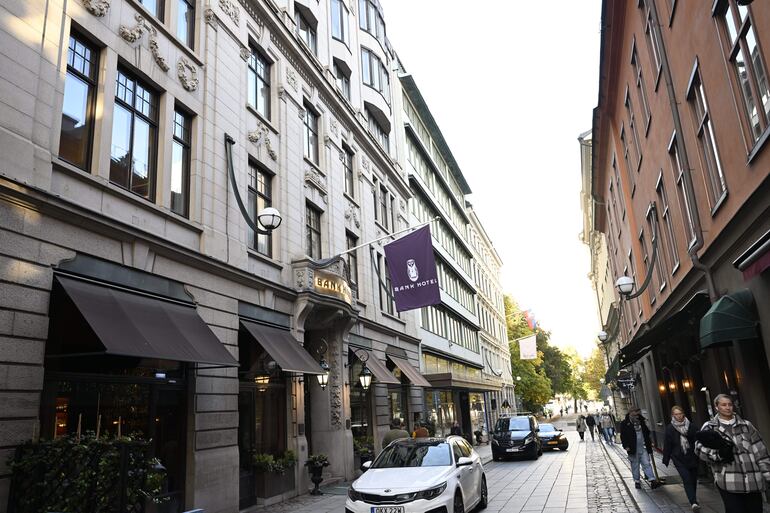 Stockholm (Sweden), 14/10/2024.- Exterior view on the Bank Hotel on Arsenalsgatan street in Stockholm, Sweden, 14 October 2024. French international Kylian Mbappe labelled news reports of alleged rape investigations as "Fake News !!!" in a social media post on 14 October 2024. A Swedish newspaper had claimed that Mbappe was part of investigations by the Swedish police into an alleged rape at the hotel where Mbappe was staying on 10 October evening. (Suecia, Estocolmo) EFE/EPA/Fredrik Sandberg SWEDEN OUT
