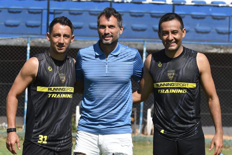 Iván Piris (izq.), el presidente Luis Antonio Vidal y Luis Cardozo.