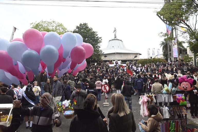 Gran cantidad de devotos en la procesión de la Virgen María Auxiliadora, patrona de los salesianos.