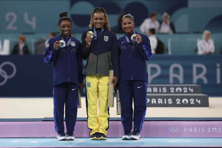 La gimnasta brasileña Rebeca Andrade (c), oro; y las estadounidense Simone Biles (i), plata, y Jordan Chiles (d), bronce, posan durante la ceremonia de entrega de medallas de la final de suelo femenino de gimnasia artística de los Juegos Olímpicos de París 2024, en el pabellón Bercy Arena, este lunes, en París. EFE/ Miguel Gutiérrez
