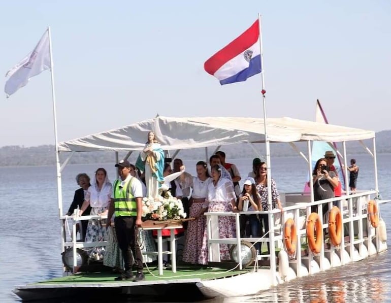 Procesión náutica de la sagrada imagen de la protectora de la villa veraniega en el lago Ypacaraí.